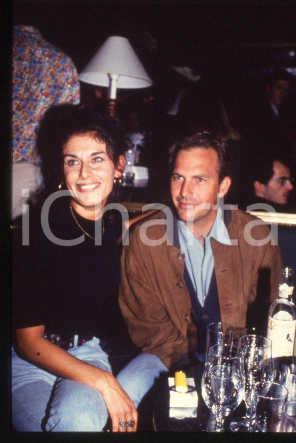 Fotografia d epoca originale Kevin COSTNER in un locale  MILANO 1993  Ritratto 35 mm vintage slide 6 1