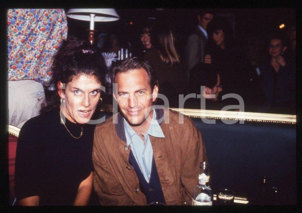 Fotografia d epoca originale Kevin COSTNER in un locale  MILANO 1993  Ritratto 35 mm vintage slide 8 1