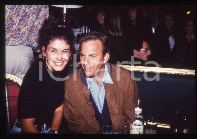 Fotografia d epoca originale Kevin COSTNER in un locale  MILANO 1993  Ritratto 35 mm vintage slide 9 1