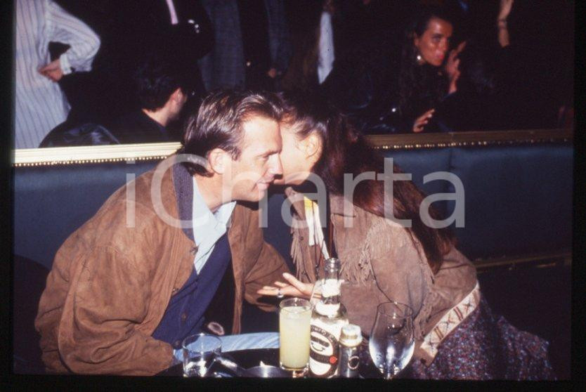 Fotografia d epoca originale Kevin COSTNER Rosita CELENTANO  MILANO 1993  Ritratto 35 mm vintage slide 1 1