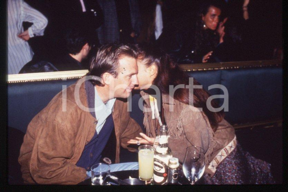 Fotografia d epoca originale Kevin COSTNER Rosita CELENTANO  MILANO 1993  Ritratto 35 mm vintage slide 2 1