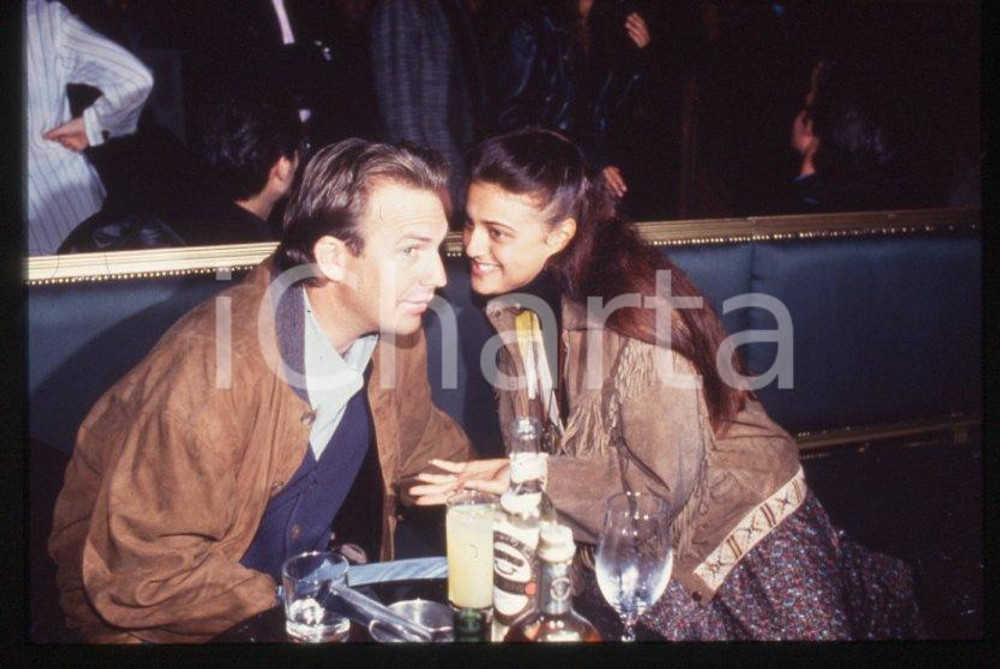 Fotografia d epoca originale Kevin COSTNER Rosita CELENTANO  MILANO 1993  Ritratto 35 mm vintage slide 5 1