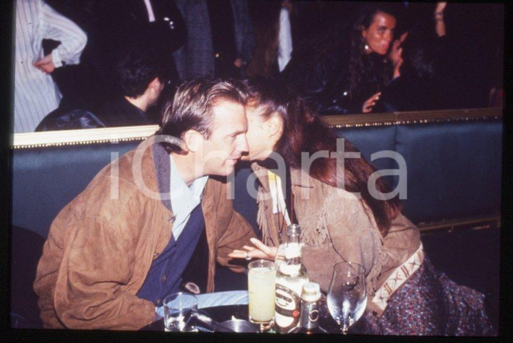 Fotografia d epoca originale Kevin COSTNER Rosita CELENTANO  MILANO 1993  Ritratto 35 mm vintage slide 7 1