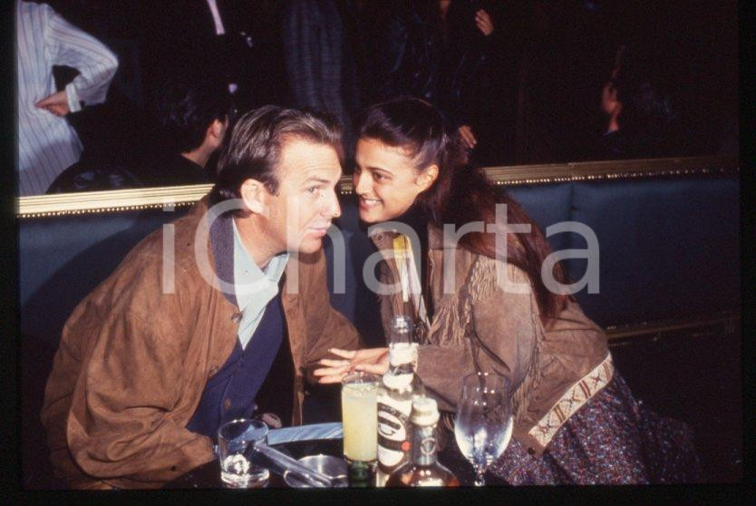 Fotografia d epoca originale Kevin COSTNER Rosita CELENTANO  MILANO 1993  Ritratto 35 mm vintage slide 8 1