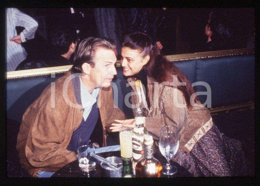 Fotografia d epoca originale Kevin COSTNER Rosita CELENTANO  MILANO 1993  Ritratto 35 mm vintage slide 11 1