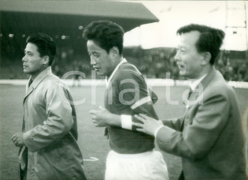 Fotografia d epoca originale 1966 MIDDLESBROUGH Mondiali Shin YOUNGKYO si allena per Mondiali ITALIA  COREA 1