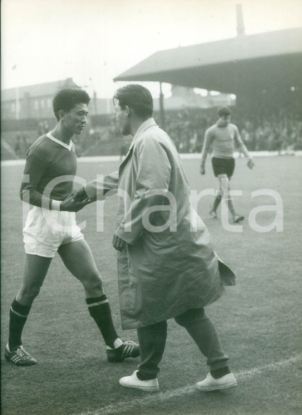 Fotografia d epoca originale 1966 MIDDLESBROUGH UK Mondiali CALCIO ITALIA  COREA Myung RYEHYUN allenatore 1