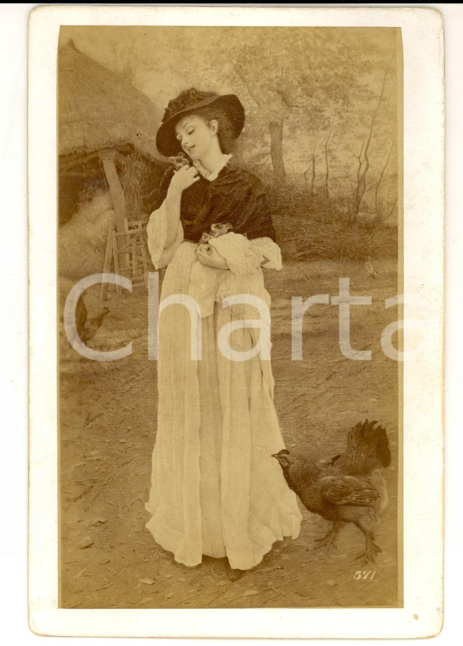 Fotografia d epoca originale 1880 ca Scena rurale con gentildonna sull aia Fotografia G. B. MAGGI 11x16 cm 1