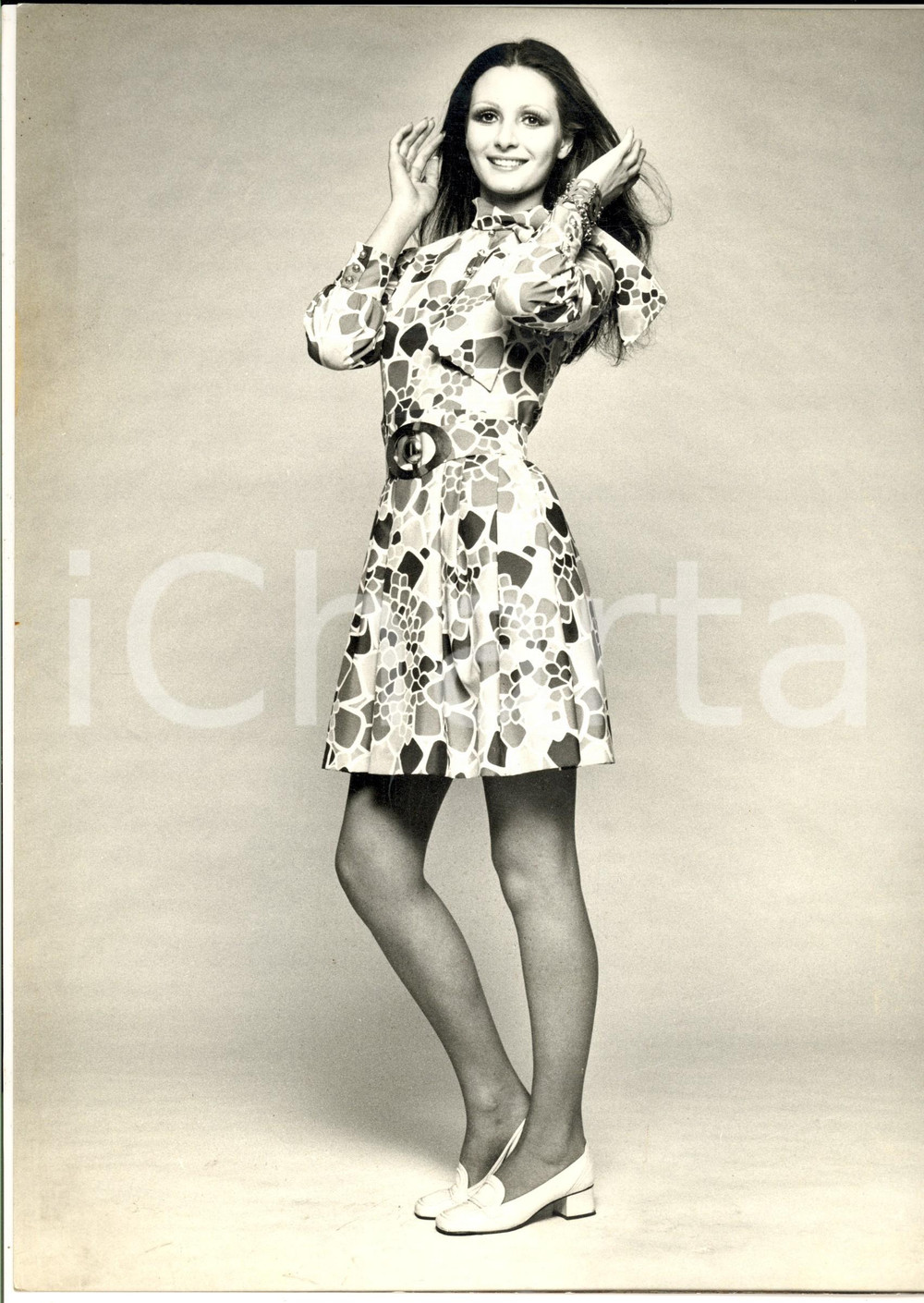 Fotografia d epoca originale 1960 ca MILANO STORIA DELLA MODA Modella con abito fantasia in seta Foto 1