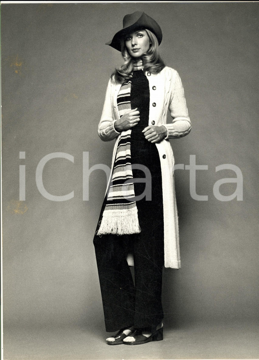 Fotografia d epoca originale 1960 ca MILANO STORIA DELLA MODA Modella con cappotto in maglia bianca Foto 1