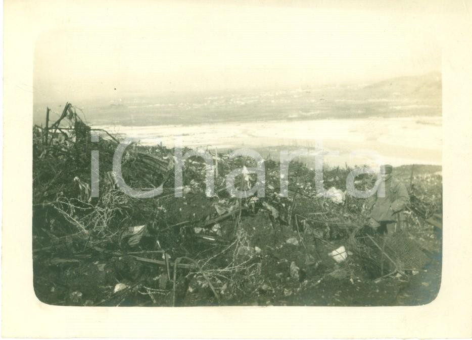 Fotografia d epoca originale 1918 MONTE BOSCHINI VI WW1 Soldato osserva le trincee distrutte Foto cm 11 x 8 1