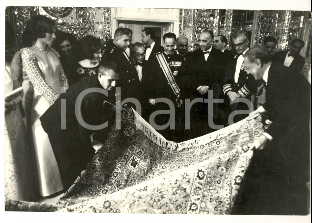Fotografia d epoca originale 1967 IRAN Shah Reza PAHLAVI con la moglie Farah osserva un antico tappeto 1
