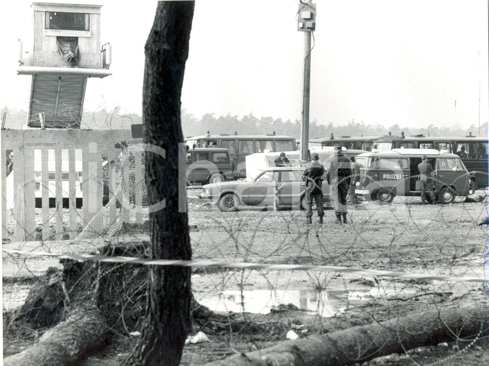 Fotografia d epoca originale 1982 FRANCOFORTE Poliziotti con camionette si preparano contro manifestazione 1