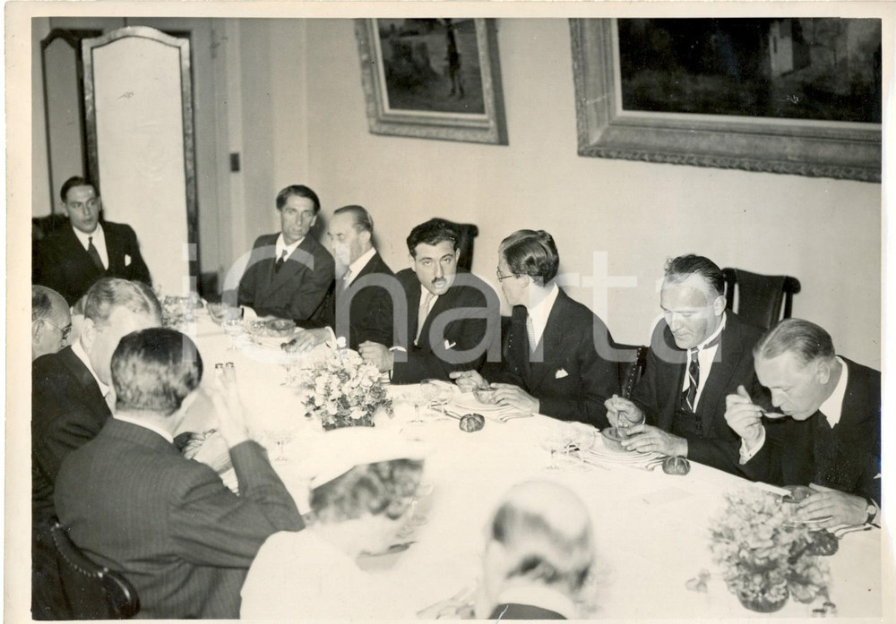 Fotografia d epoca originale 1950 ca SVEZIA Carlo Giovanni BERNADOTTE parla con gli invitati durante una cena 1