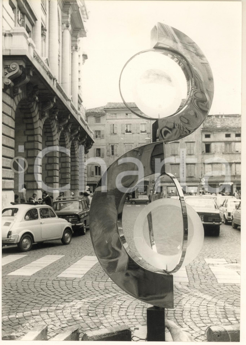 Fotografia d epoca originale 1970 ca UDINE Scultura di Carmelo CAPPELLO presso Palazzo d Aronco  Foto 1