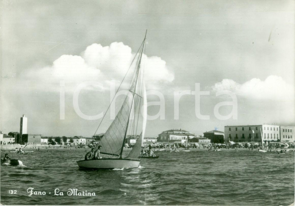Cartolina originale da collezione 1959 FANO PU Barca a vela naviga nella Marina Cartolina FG VG 1