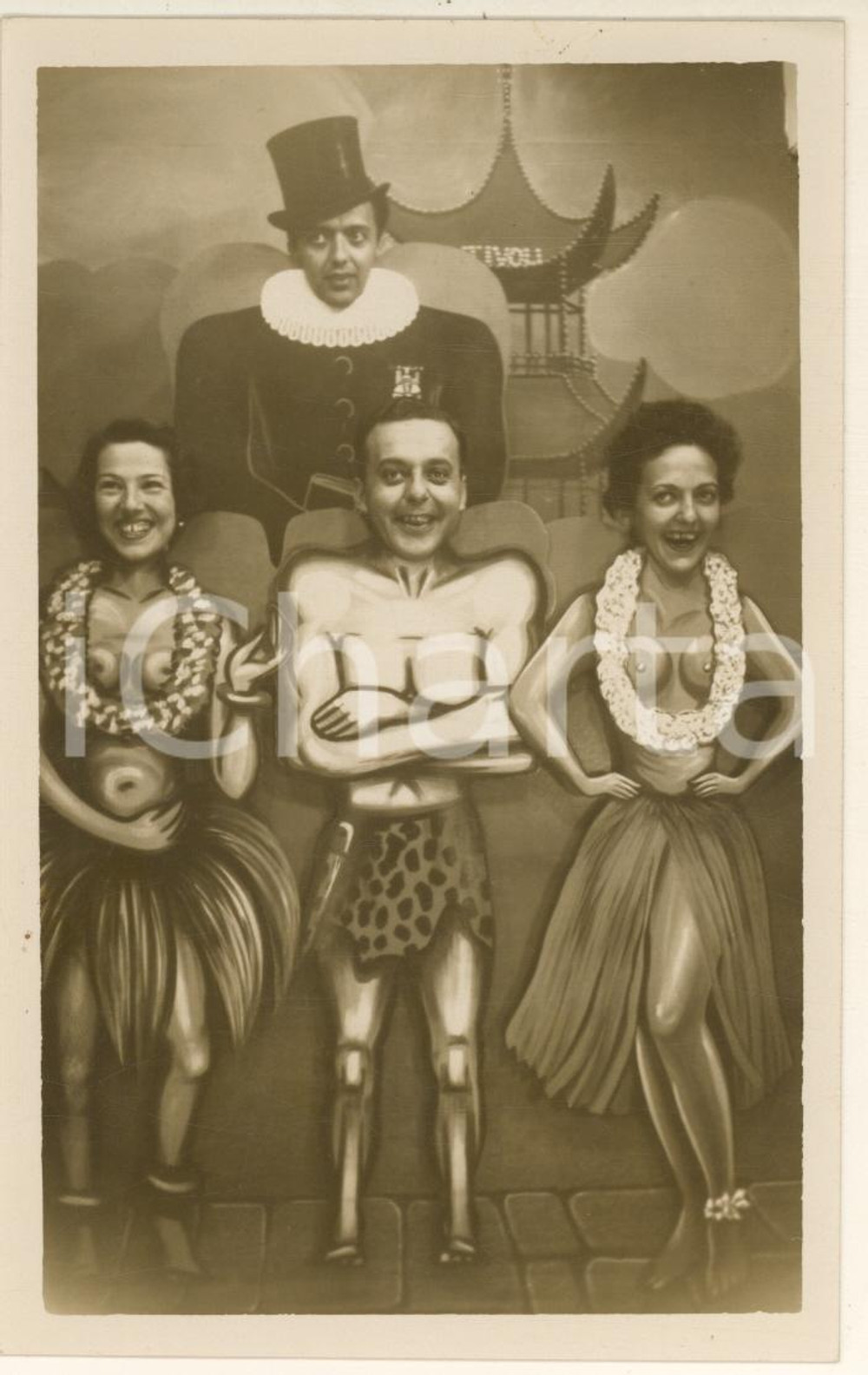 Fotografia d epoca originale 1930 ca COSTUME ITALIA Ballerini etnici  Fotomontaggio cartolina CURIOSO 1