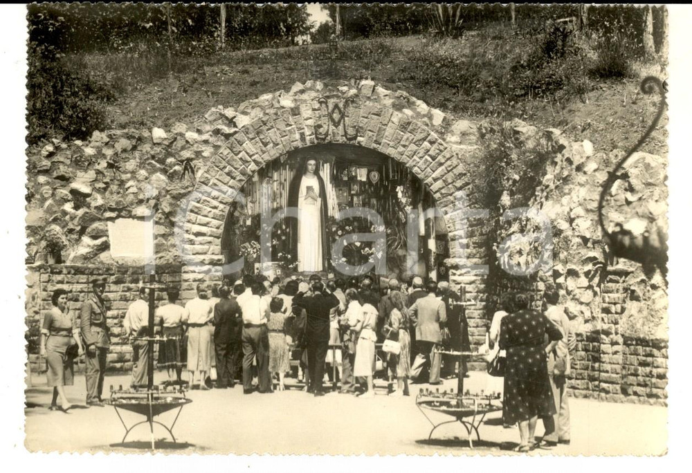Cartolina originale da collezione 1950 ca ROMA Grotta delle Tre Fontane con folla in preghiera Cartolina ANIMATA 1
