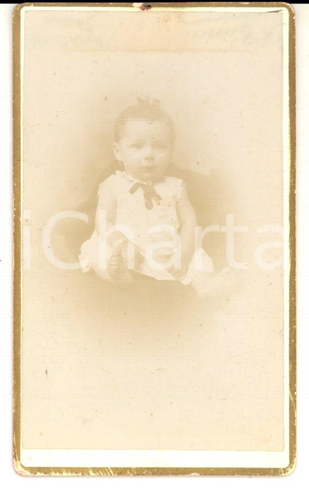 Fotografia d epoca originale 1900 ca TOULON F Bambina di pochi mesi con abito bianco Foto L. GANIN CDV 1