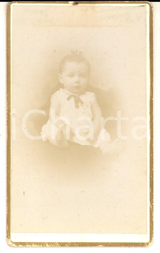 Fotografia d epoca originale 1900 ca TOULON F Bambina di pochi mesi con abito bianco Foto L. GANIN CDV 1