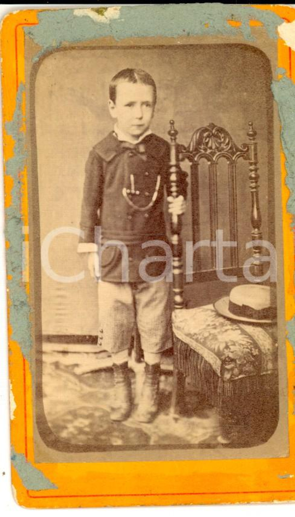 Fotografia d epoca originale 1880 ca AREA FRANCESE Bambino con pantaloncini a quadretti Foto VINTAGE CDV 1