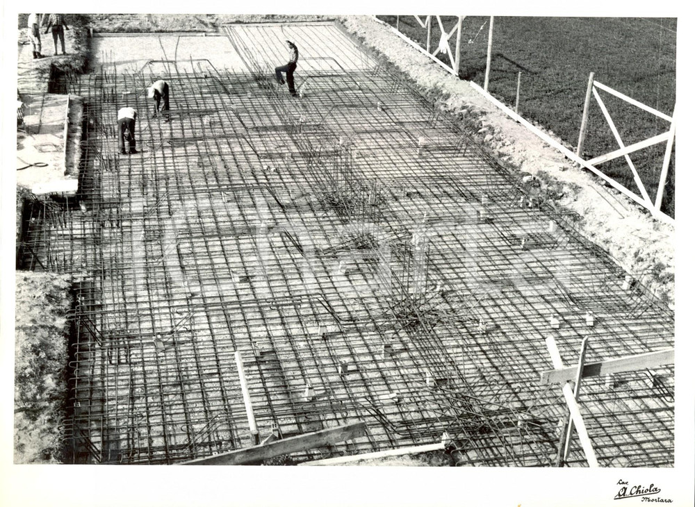 Fotografia d epoca originale 1955 ca MORTARA PV Operai cantiere edificio residenziale  Foto CHIOLA 1