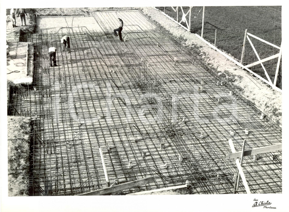 Fotografia d epoca originale 1955 ca MORTARA PV Operai cantiere costruzione edificio popolare Foto CHIOLA 1