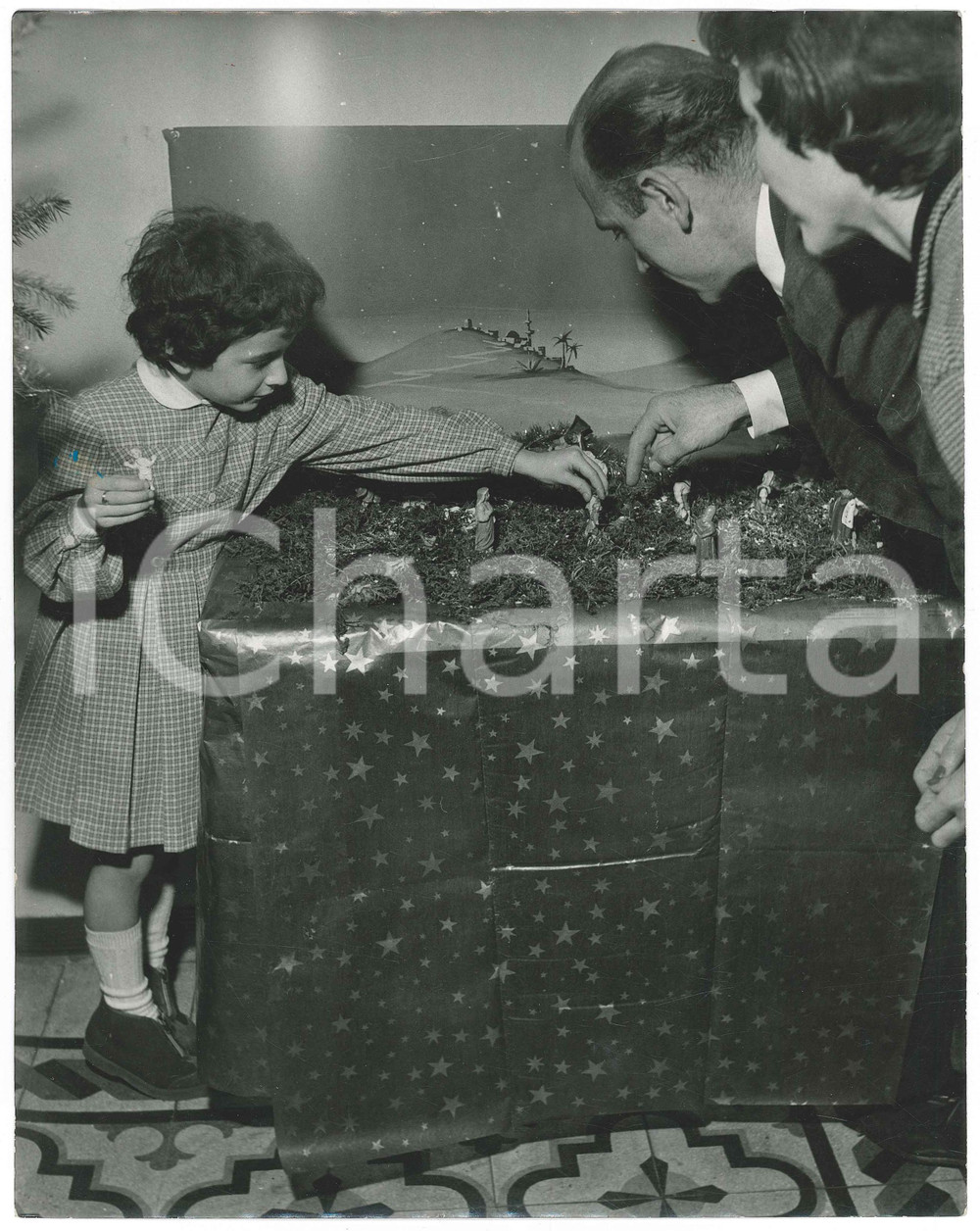 Fotografia d epoca originale 1965 ca CICLISMO Fiorenzo MAGNI fa il presepe con la figlia Tiziana  Foto 21x27 1