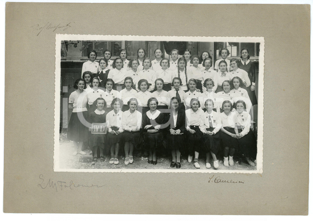 Fotografia d epoca originale 1940 MILANO SCUOLA La classe quarta D femminile in uniforme Fotografia di gruppo 1