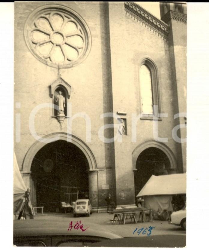 Fotografia d epoca originale 1963 ALBA CN Cattedrale di SAN LORENZO con fiera e FIAT 600 Foto VINTAGE 8x10 1