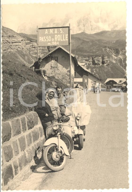 Fotografia d epoca originale 1960 ca PASSO ROLLE TN Giovani turisti al sole Foto VINTAGE 6x10 cm 1