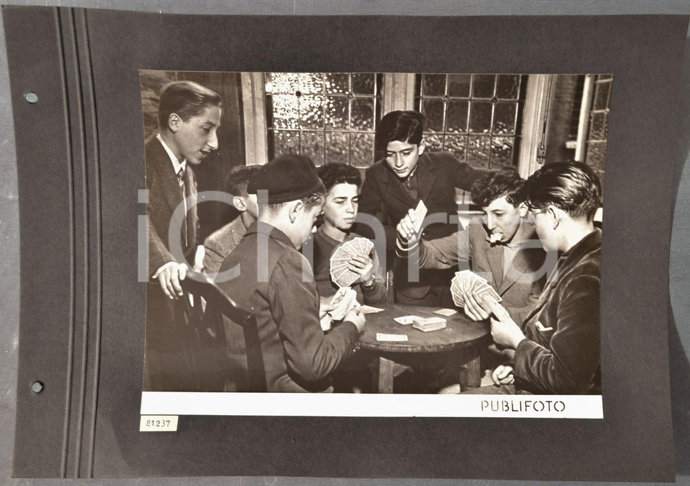 Fotografia d epoca originale 1950 LONDON Bambini del coro TEATRO ALLA SCALA giocano a carte Foto ARTISTICA 1