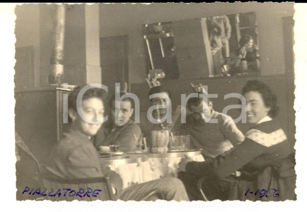 Fotografia d epoca originale 1956 PIAZZATORRE BG Un allegra bicchierata in famiglia Foto VINTAGE 10x8 1
