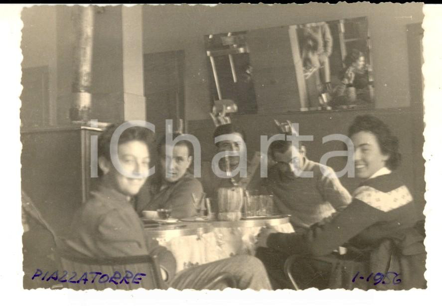 Fotografia d epoca originale 1956 PIAZZATORRE BG Un allegra bicchierata in famiglia Foto VINTAGE 10x8 1