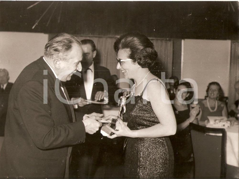 Fotografia d epoca originale 1965 ca JOLLY CLUB Renata ANGIOLINI riceve premio Foto RALLY 1