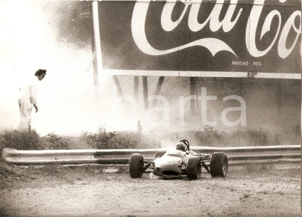 Fotografia d epoca originale 1970 ca AUTOMOBILISMO Petri  Vigorelli contro guard rail Insegna COCA COLA Foto 1