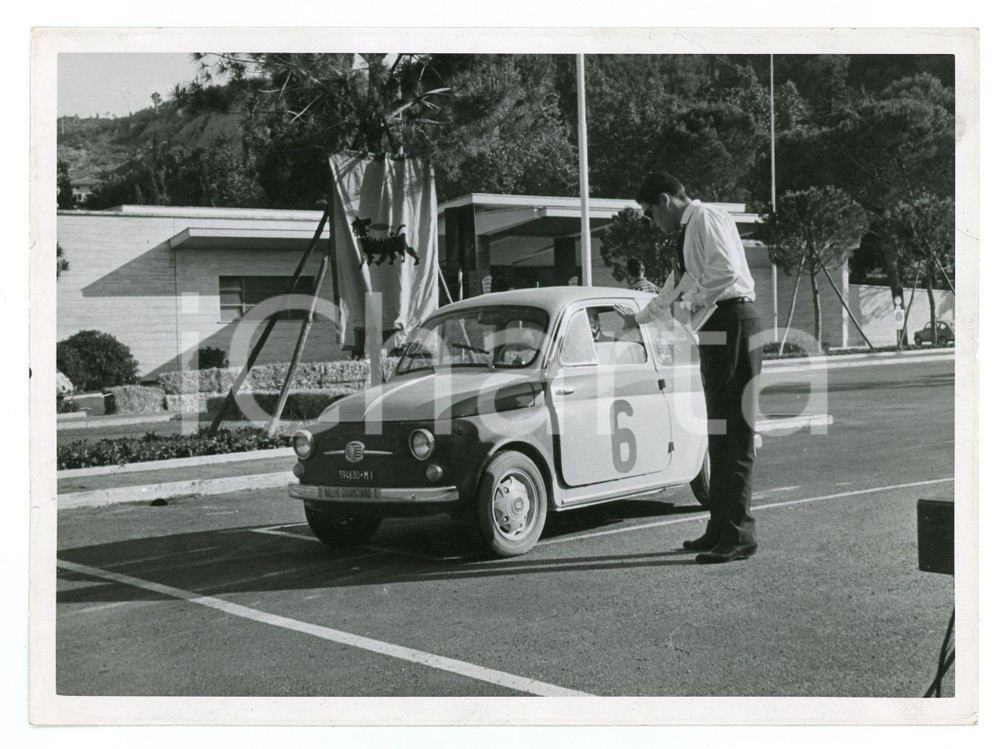 Fotografia d epoca originale 1960 ca 2° Rally CHIANCIANO TERME Giudice di gara e Fiat 500 Stendardo ERG Foto 1
