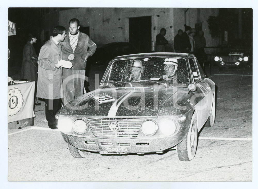 Fotografia d epoca originale 1965 ca RALLY Lancia Fulvia coupé dopo una gara Foto JOLLY CLUB 1