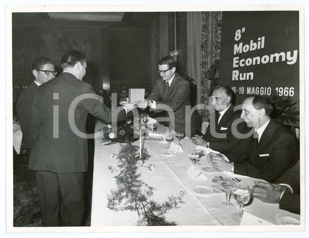 Fotografia d epoca originale 1966 8Â° MOBIL ECONOMY RUN Cerimonia premiazione Consegna delle targhe Foto 1