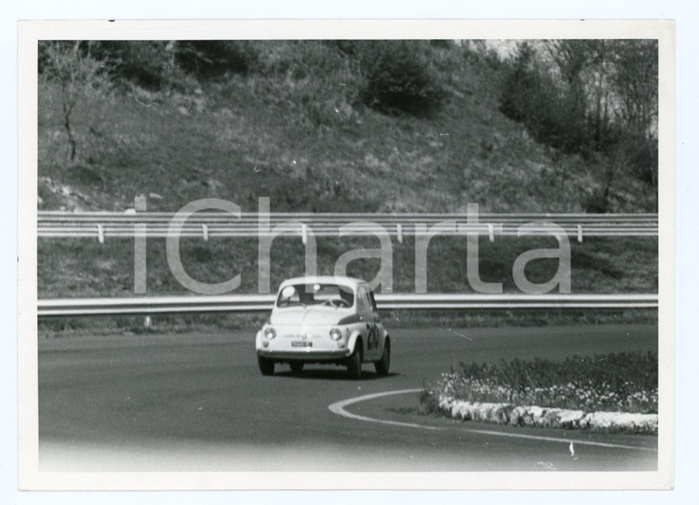 Fotografia d epoca originale 1965 ca RALLY  JOLLY CLUB Fiat 500 durante una gara Foto 18x13 cm 1