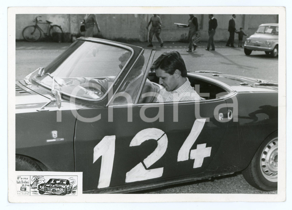Fotografia d epoca originale 1966 Rally  8° Giro VALLI BIELLESI Pilota a bordo di cabrio Foto 1
