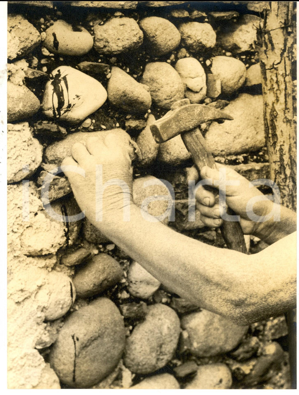 Fotografia d epoca originale 1965 ca MILANO Allegoria del lavoro operaio Foto ARTISTICA 22x34 cm 1