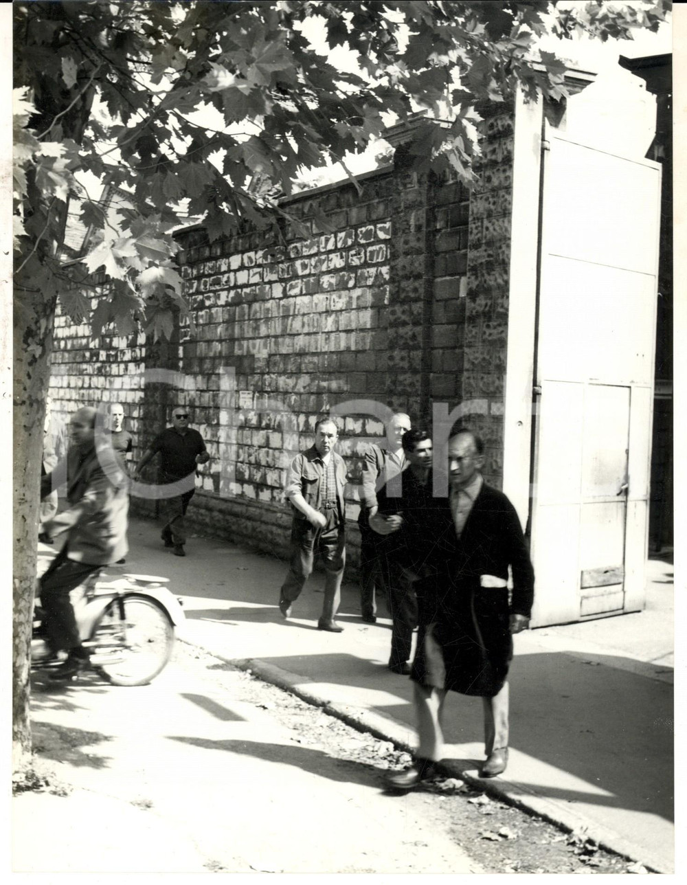 Fotografia d epoca originale 1965 ca MILANO LAMBRATE L uscita degli operai Foto ARTISTICA 18x24 cm 1