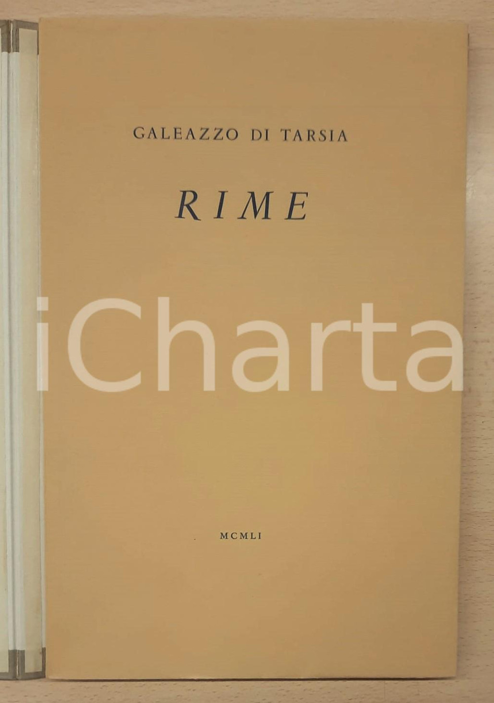 1951 GALEAZZO DI TARSIA Rime - Ed. Alberto TALLONE Brossura con sovraccoperta in cartoncino, custodia in cartonato e cofanetto rigido. Si legge al colophon: "Queste Rime di Galeazzo di Tarsia, il testo venne curato da Daniele Ponchiroli, furono composte da Alberto Tallone e licenziate dai torchi dell'Hotel de Sagonne in Parigi il quindici marzo 1950. Ne furono impressi 350 esemplari. Carta Rives". EDITORE: Alberto Tallone - Parigi FAIR/discreto buone condizioni, ma tagli alla base del cofanetto Formato: 29x39 cm originale e autentica 1