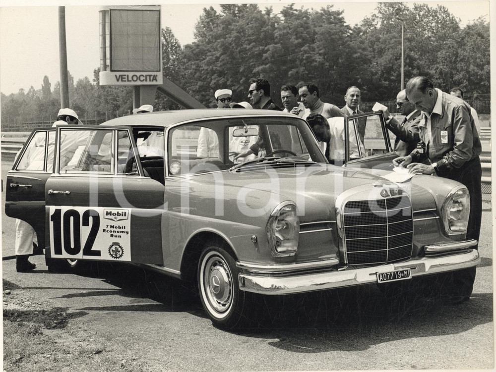 Fotografia d epoca originale 1965 ca 7Â° MOBIL ECONOMY RUN Tecnici controllano MERCEDES BENZ W112 Foto 1