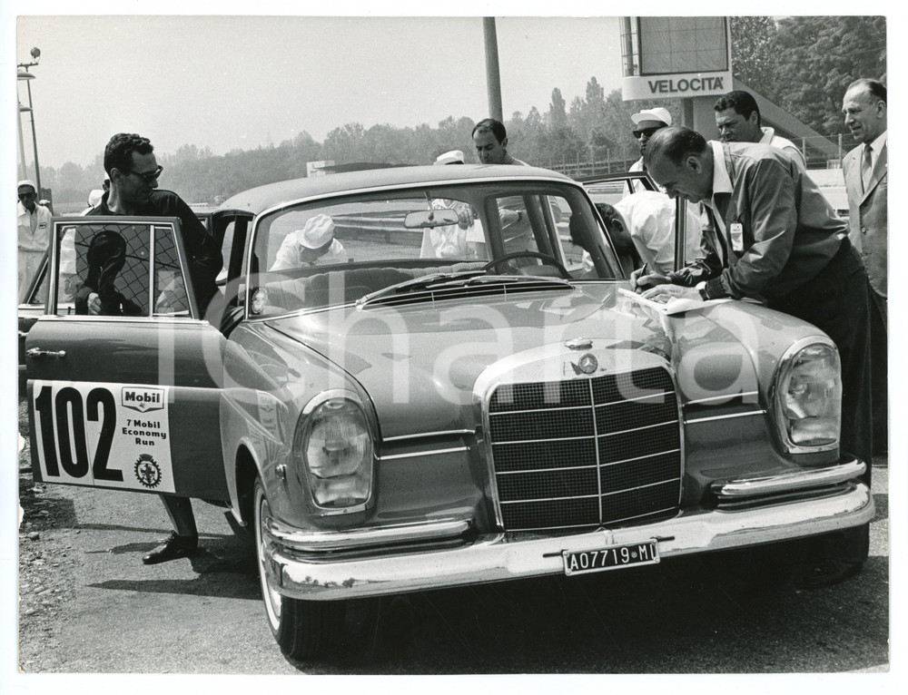 Fotografia d epoca originale 1965 ca 7 MOBIL ECONOMY RUN Tecnici controllano MERCEDES BENZ W112  Foto 1