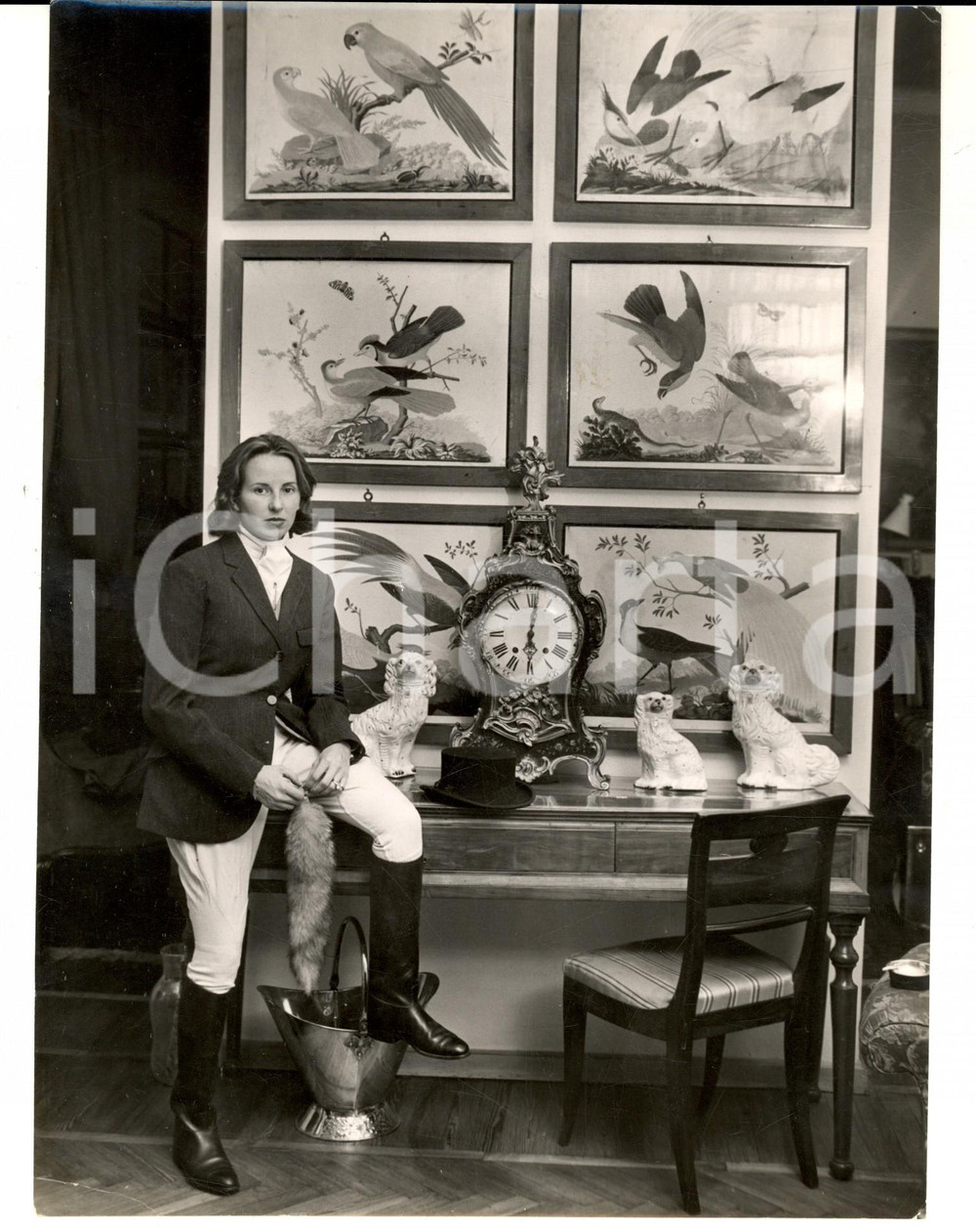 Fotografia d epoca originale 1960 ca AREA DI MILANO Ritratto di nobildonna in tenuta da caccia Foto 18x24 1
