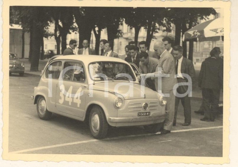 Fotografia d epoca originale 1960 ca RALLY Giudici controllano FIAT 600 MULTIPLA Foto 10x7 cm 1