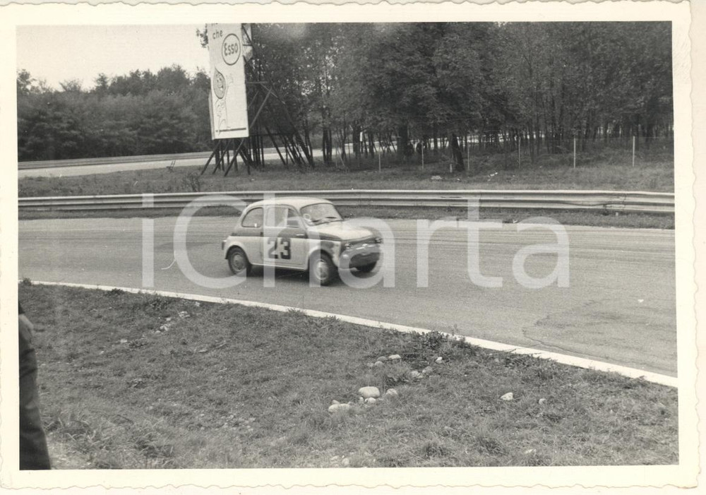 Fotografia d epoca originale 1965 ca RALLY Fiat 500 durante gara  Insegna ESSO Foto 14x10 cm 1