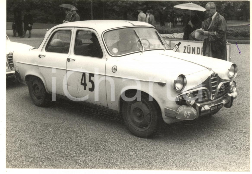 Fotografia d epoca originale 1960 ca RALLY BADENBADEN Giudice controlla Alfa Romeo JOLLY CLUB Foto 1